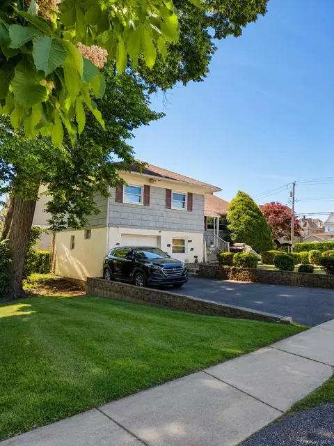180 Sutton Manor Rd, New Rochelle, NY 10801
