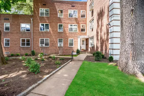 1 Edwards St #2D, North Hempstead, NY 11577