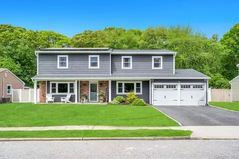 20 Canterbury Ct, Oakdale, NY 11769