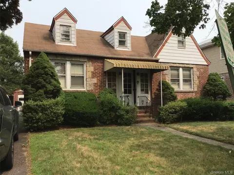 25 Collins Ave, North Hempstead, NY 11596