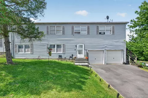 27-28 Williamsburg Dr, Newburgh, NY 12550