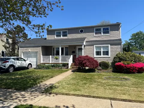88 Crestwood Blvd, Farmingdale, NY 11735