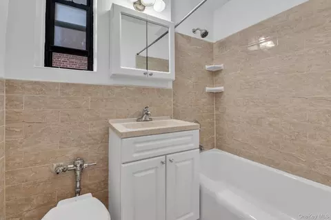 Bath - 40 E 43rd St #3B, Brooklyn, NY 11203 photo 1 of 1