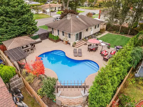 262 W 9th St, Deer Park, NY 11729