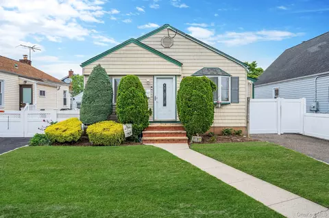 10 Gordon Ave, North Hempstead, NY 11590