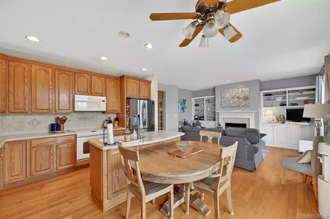 Kitchen - 3 Pinehurst Cir, Monroe, NY 10950 photo 4 of 6