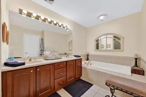 Bath - 3 Pinehurst Cir, Monroe, NY 10950 photo 2 of 2