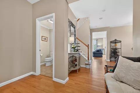 Entry Way - 3 Pinehurst Cir, Monroe, NY 10950 photo 2 of 5