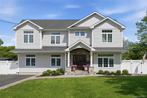 703 Peter Paul Dr, West Islip, NY 11795