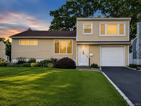 32 Elderberry Ln E, Valley Stream, NY 11581