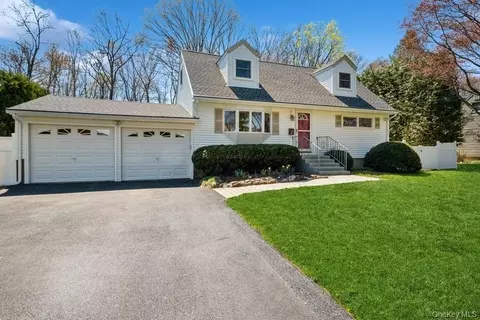 21 Short Hill Rd, Clarkstown, NY 10956
