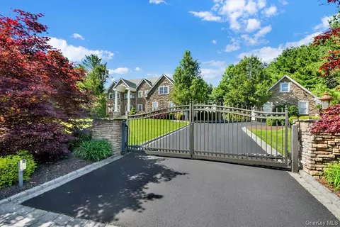9 Tyler Ct, Mahopac, NY 10541