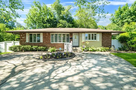 37 Coe Pl, Huntington Station, NY 11746