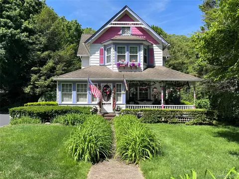 277 Vernon Valley Rd, Northport, NY 11768