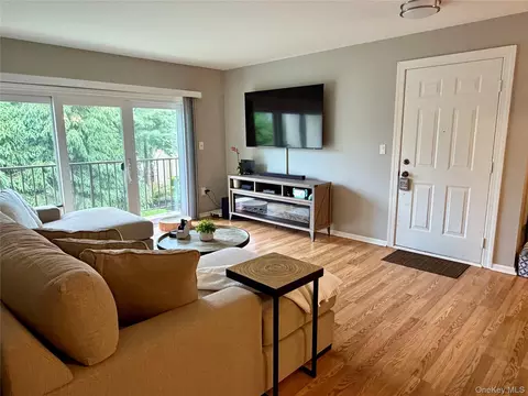 Living - 9 Edinburgh Dr #9, Peekskill, NY 10566 photo 2 of 2