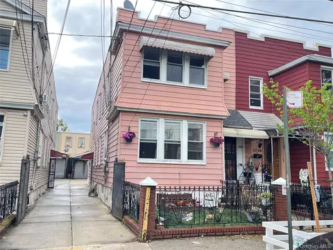 3768 101st St, New York, NY 11368