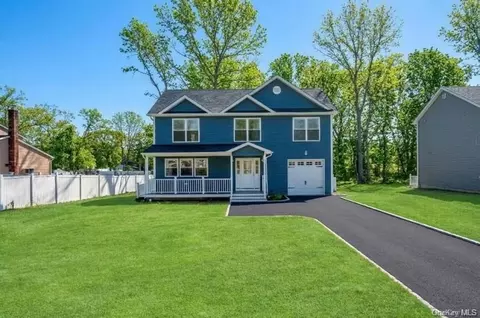 508 Starlight Dr, Shirley, NY 11967