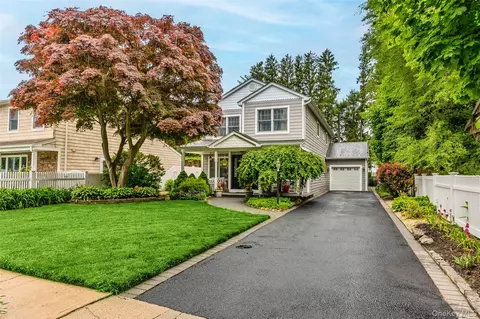 5 Bennett Ave, Huntington Station, NY 11746