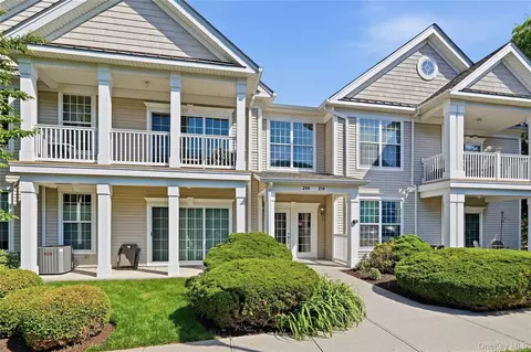 204 Saratoga Ln, Fishkill, NY 12524