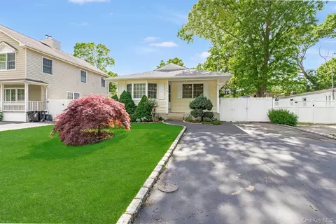 30 Paul Dr, Mastic, NY 11950