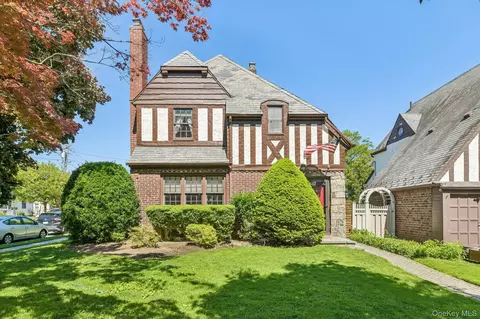 60 Croyden Rd, North Hempstead, NY 11501