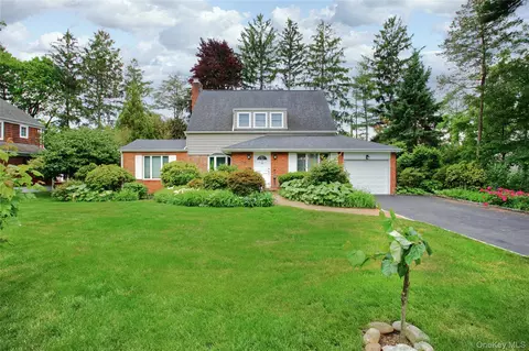 34 Wildwood Ln, North Hempstead, NY 11577