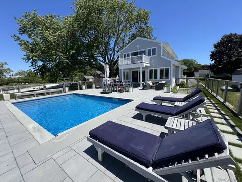 81 Beach Rd, Riverhead, NY 11901
