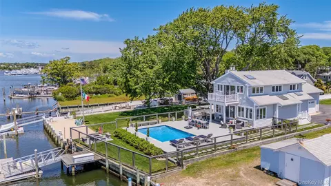 81 Beach Rd, Riverhead, NY 11901