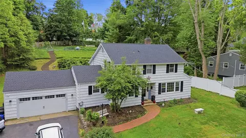 10 Tanyard Ln, Huntington, NY 11743