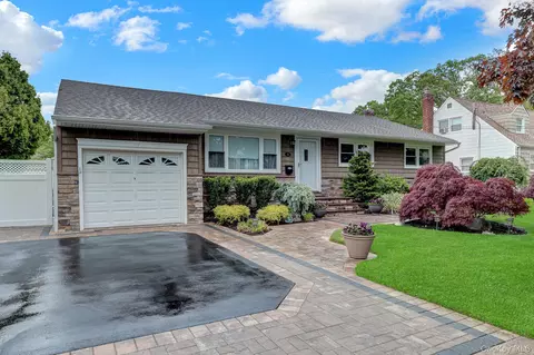 181 N Idaho Ave, Massapequa, NY 11758