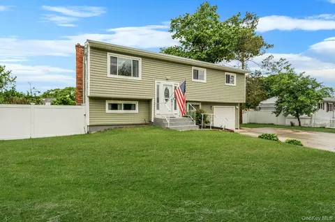 17 Liberty Ave, Selden, NY 11784