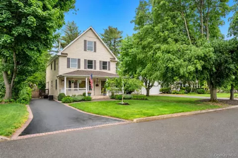 75 Elm Ave, Smithtown, NY 11787