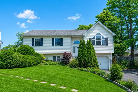 57 Woodycrest Dr, Farmingville, NY 11738