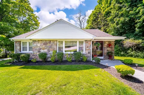 15 Maple Rd, Central Valley, NY 10917