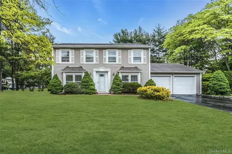23 Magnet St, Stony Brook, NY 11790