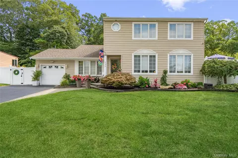 939 Manor Ln, Bay Shore, NY 11706