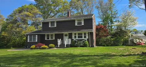 10 Hollingwood Dr, Coram, NY 11727