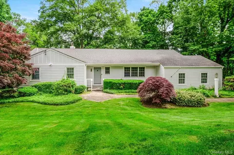 4 Lower Dr, Huntington, NY 11743