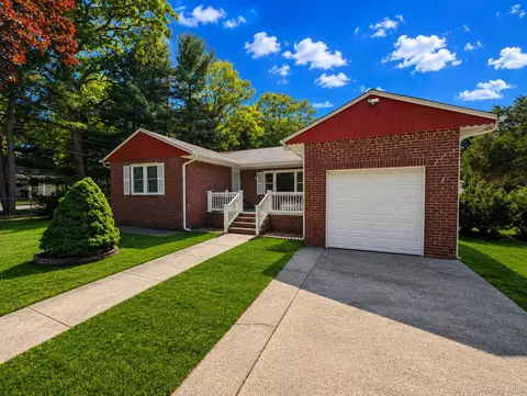 28 Jonas Blvd, Centereach, NY 11720