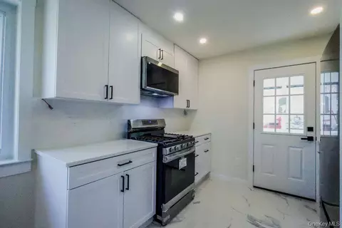 Entry Way - 1011 Parkway Pl, Peekskill, NY 10566 photo 1 of 3