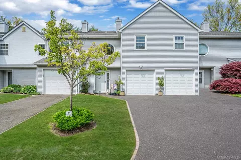 1405 Sara Cir, Port Jefferson Station, NY 11776