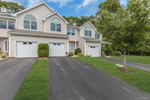 3402 Willow Pond Dr, Riverhead, NY 11901