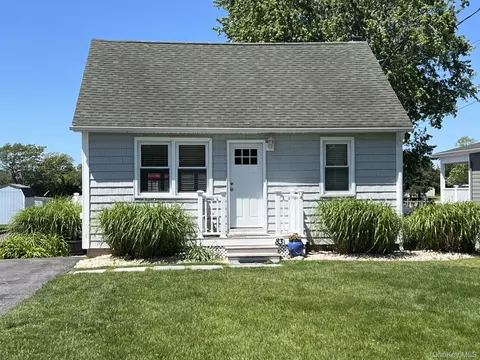 83 Beach Rd, Riverhead, NY 11901