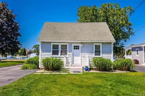 83 Beach Rd, Riverhead, NY 11901
