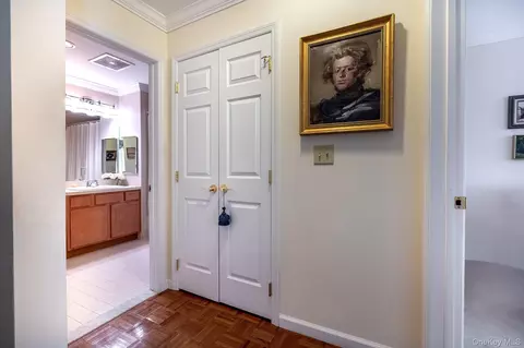 Entry Way - 206 Sutton Dr, Mount Kisco, NY 10549 photo 4 of 5