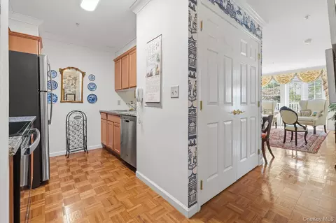 Entry Way - 206 Sutton Dr, Mount Kisco, NY 10549 photo 2 of 5