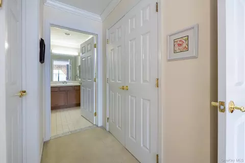 Entry Way - 206 Sutton Dr, Mount Kisco, NY 10549 photo 3 of 5