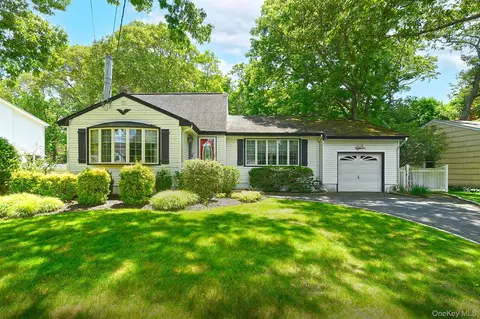 18 Homeland Dr, Huntington, NY 11743