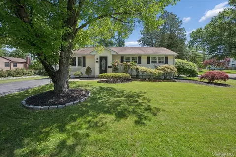 2 Debra Lee Ct, Clarkstown, NY 10994