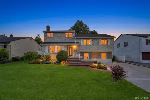 11 Edgewood Dr, Hicksville, NY 11801